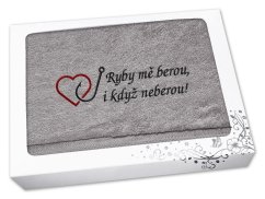 Dárkové balení ručníku pro rybáře Ryby mě berou... šedá