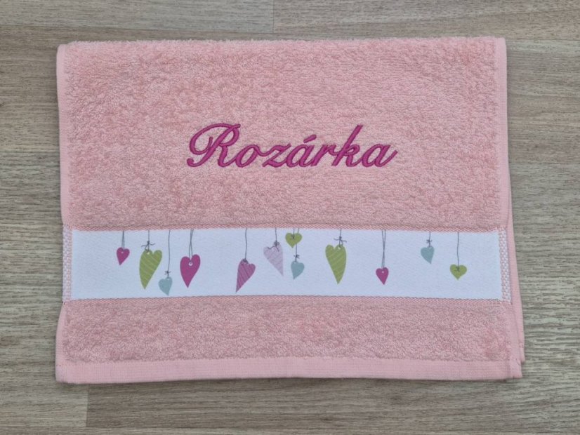 Malý ručník se jménem NA PŘÁNÍ 30x50 Barevná srdíčka světle růžová