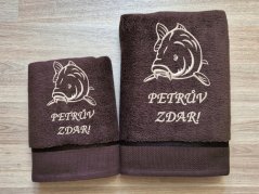 Dárkové balení ručníku pro rybáře Kapr + Petrův zdar hnědá