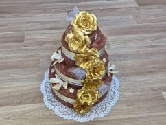 Třípatrový dort z ručníků a osušek Kasandra hnědá