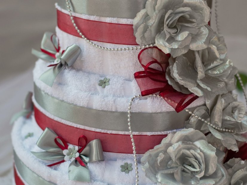 Třípatrový dort z osušek a ručníků Diana bordó-stříbrná
