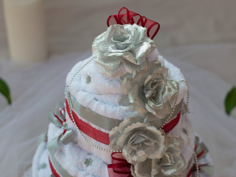 Třípatrový dort z osušek a ručníků Diana bordó-stříbrná