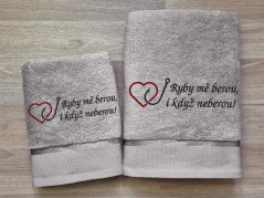Dárkové balení ručníku pro rybáře Ryby mě berou... šedá