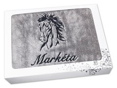 Dárkové balení ručníku SE JMÉNEM NA PŘÁNÍ Kůň Apollo šedý