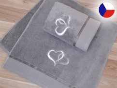 Dárková sada ŠEDÁ ručník + osuška s výšivkou Srdce bílá/stříbrná