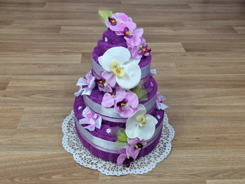 Třípatrový dort z ručníků a osušek Kasandra fialová