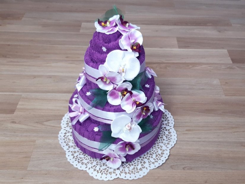Třípatrový dort z ručníků a osušek Kasandra fialová
