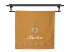 Ručník se jménem ratanika hořčicová 50x100 Srdce