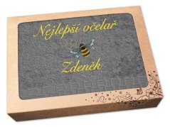 Luxusní dárkové balení osušky SE JMÉNEM NA PŘÁNÍ Nejlepší včelař šedá