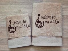 Dárková sada ručník + osuška pro rybáře Mám to na háku béžová