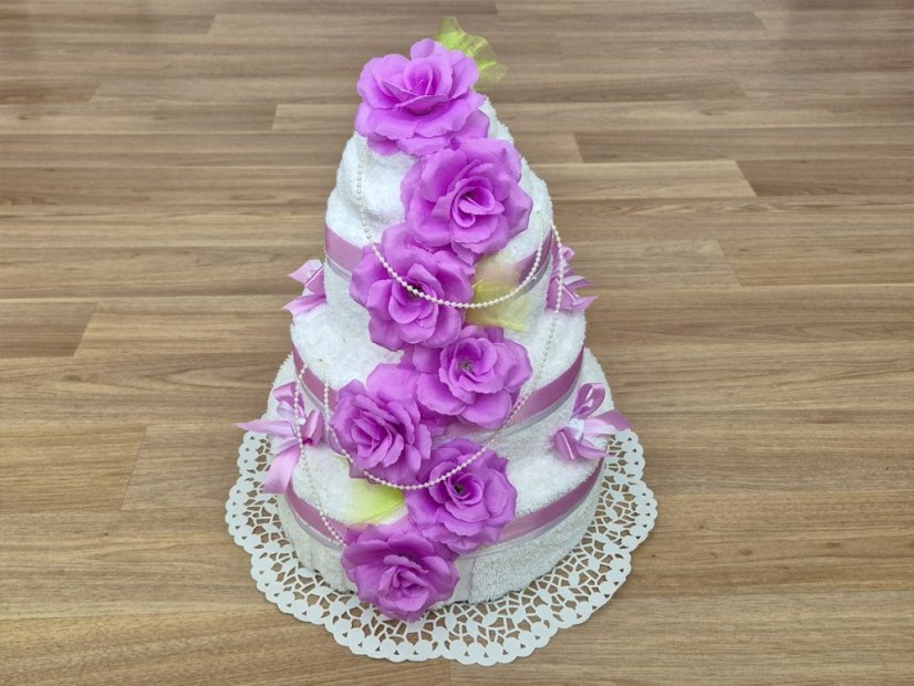 Třípatrový dort z osušek a ručníků Dita fialková