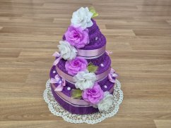 Třípatrový dort z ručníků a osušek Kasandra fialová