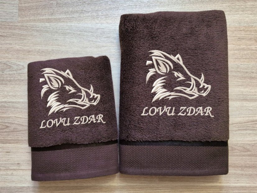 Dárkové balení ručníku pro myslivce Kanec + Lovu zdar hnědá
