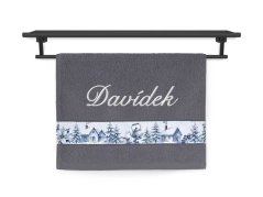 Osuška se jménem NA PŘÁNÍ 70x140 Zimní vesnička tmavě šedá