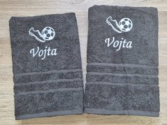 Osuška se jménem NA PŘÁNÍ tmavě šedá 70x140 Kopačka a míč