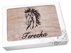 Dárkové balení ručníku SE JMÉNEM NA PŘÁNÍ Kůň Apollo béžový
