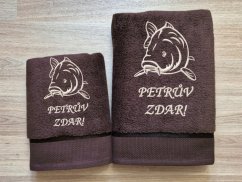 Dárkové balení ručníku pro rybáře Kapr + Petrův zdar hnědá