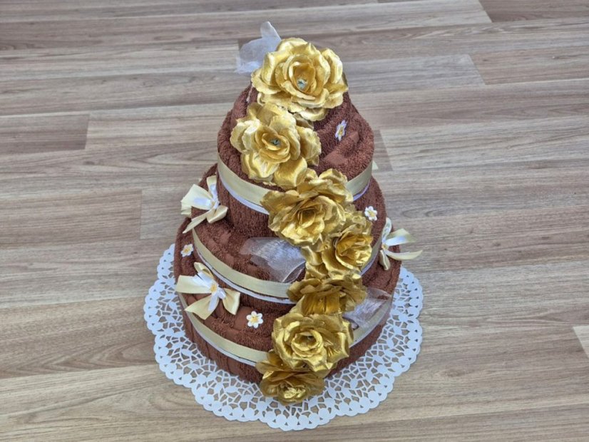 Třípatrový dort z ručníků a osušek Kasandra hnědá