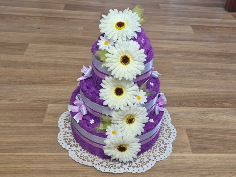 Třípatrový dort z ručníků a osušek Kasandra fialová