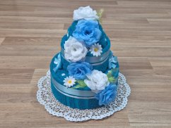 Dvoupatrový dort z ručníků a osušky Sandra azurově modrá
