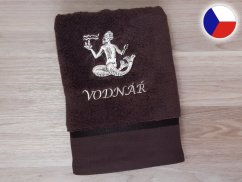 Luxusní osuška se znamením VODNÁŘ 450g tmavě hnědá/hnědá 