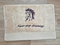 Ručník 450g Kůň Apollo béžový s vyšitým textem NEVER STOP DREAMING.