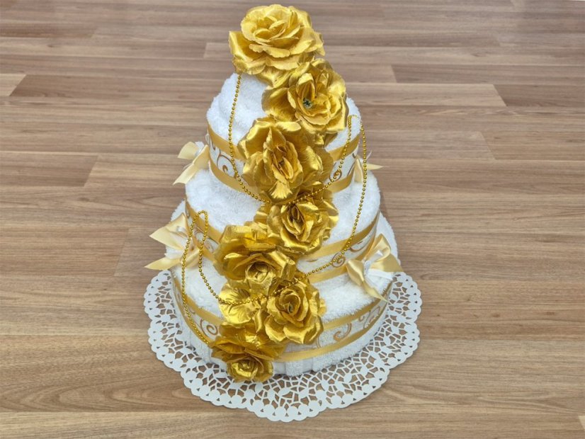 Třípatrový dort z osušek a ručníků Diana zlatá