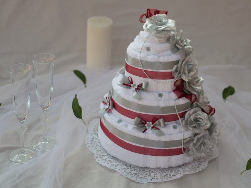 Třípatrový dort z osušek a ručníků Diana bordó-stříbrná