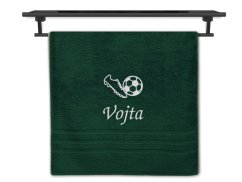 Ručník se jménem NA PŘÁNÍ tmavě zelený 50x100 Kopačka a míč