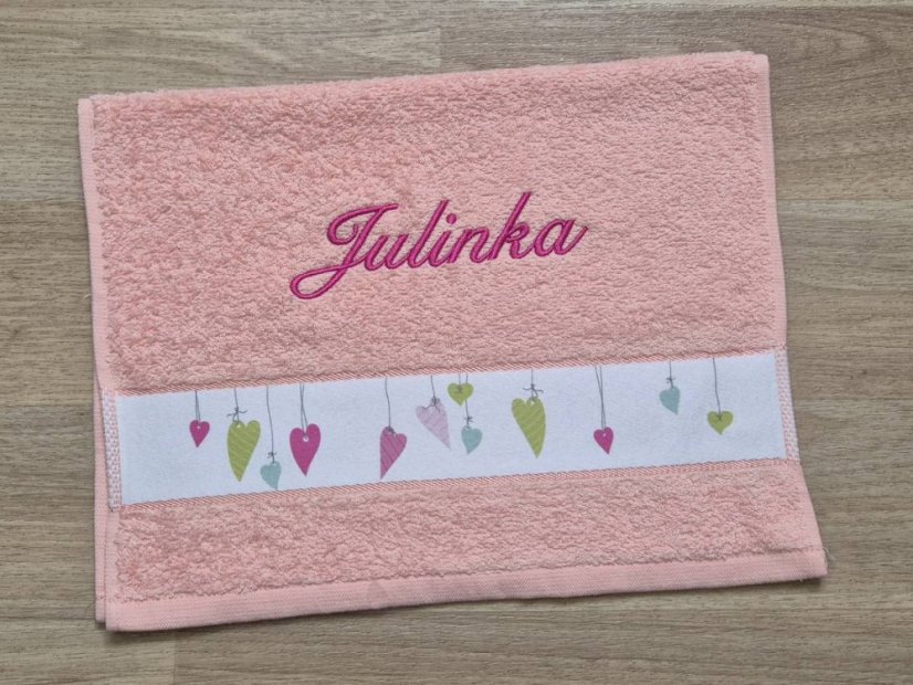 Malý ručník se jménem NA PŘÁNÍ 30x50 Barevná srdíčka světle růžová