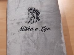 Deka se jménem NA PŘÁNÍ 150x200 Kůň Apollo na šedé 300g