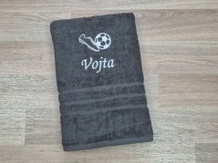 Osuška se jménem tmavě šedá 70x140 Kopačka a míč + VOJTA