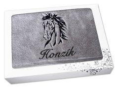 Dárkové balení ručníku SE JMÉNEM NA PŘÁNÍ Kůň Apollo šedý
