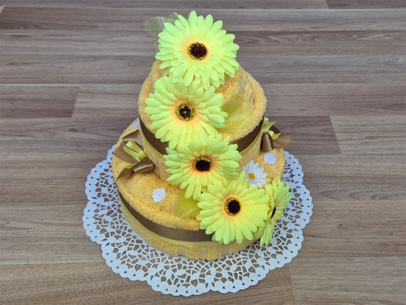 Dvoupatrový dort z ručníků a osušky Sandra žlutá
