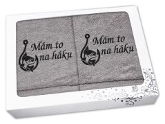 Dárková sada ručník + osuška pro rybáře Mám to na háku šedá