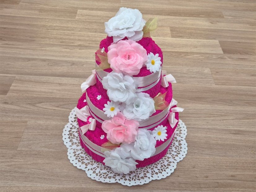 Třípatrový dort z ručníků a osušek Kasandra purpur