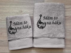 Dárkové balení ručníku pro rybáře Mám to na háku šedá