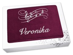 Luxusní dárkové balení ručníku se jménem NA PŘÁNÍ borůvkový Noty