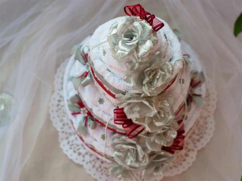 Třípatrový dort z osušek a ručníků Diana bordó-stříbrná